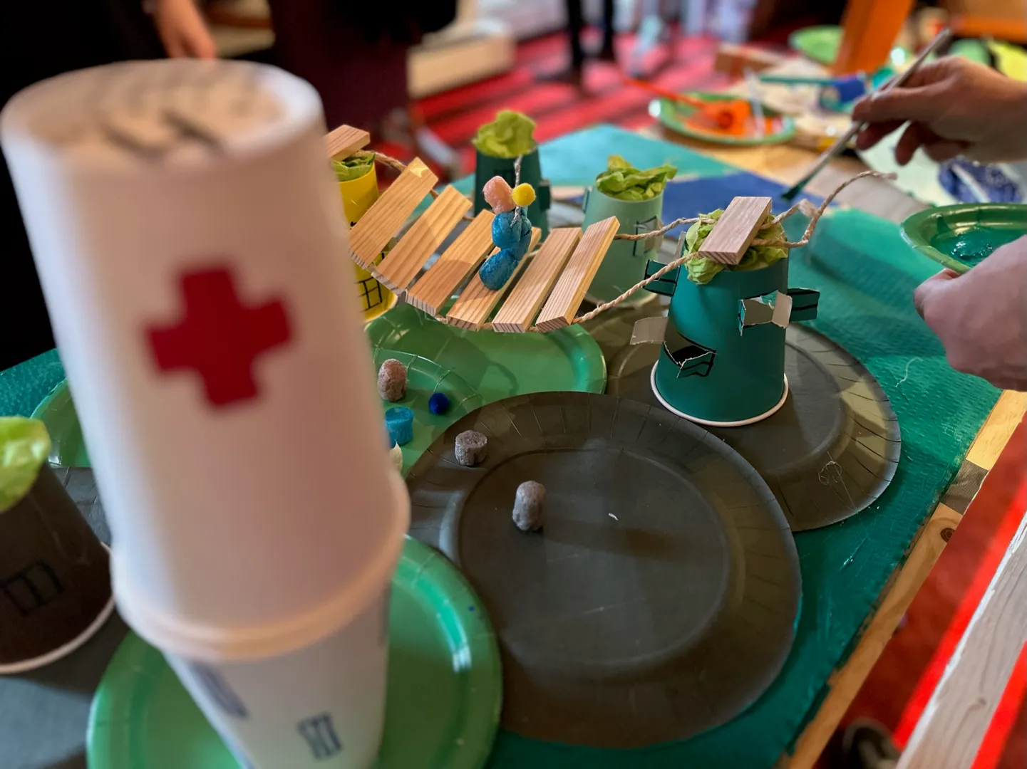 Challenge de construction de ponts miniatures une activité exclusive à Avignon avec INNOV'events