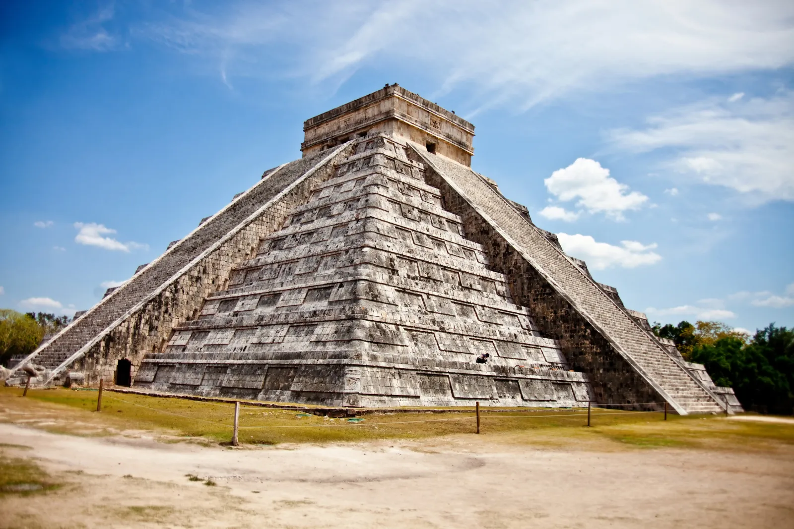 Défi de construction de pyramides mayas miniatures une activité exclusive à Cancún avec INNOV'events