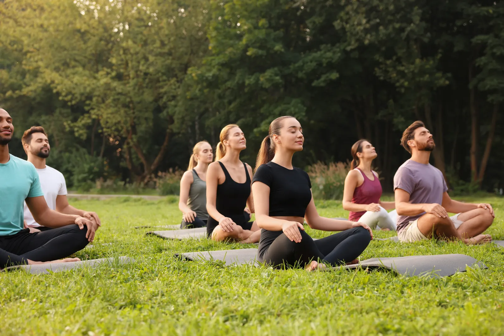 Session de yoga au parc de l'Île une activité exclusive à Lucerne avec INNOV'events