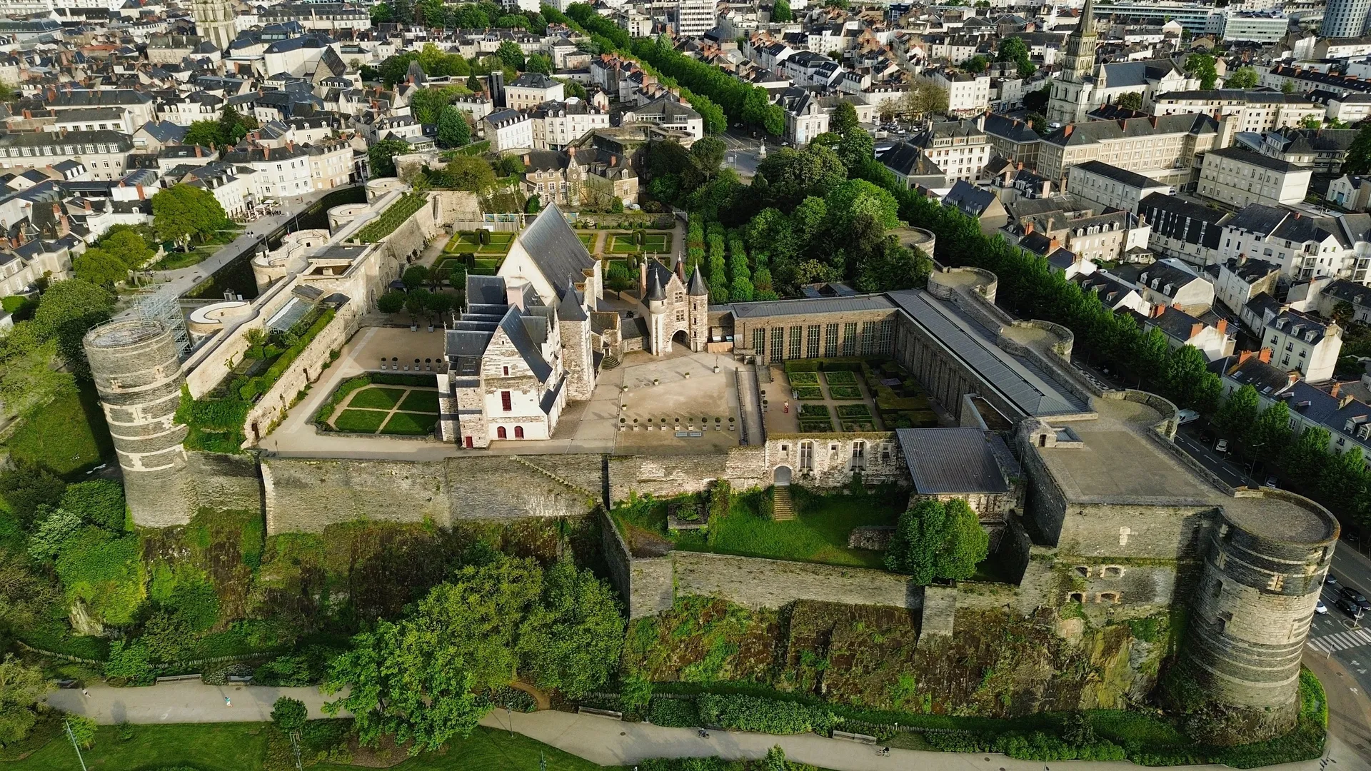 Voyage d'entreprise dans la ville de Angers organisé par INNOV'events, incluant visites culturelles, plages et gastronomie locale.