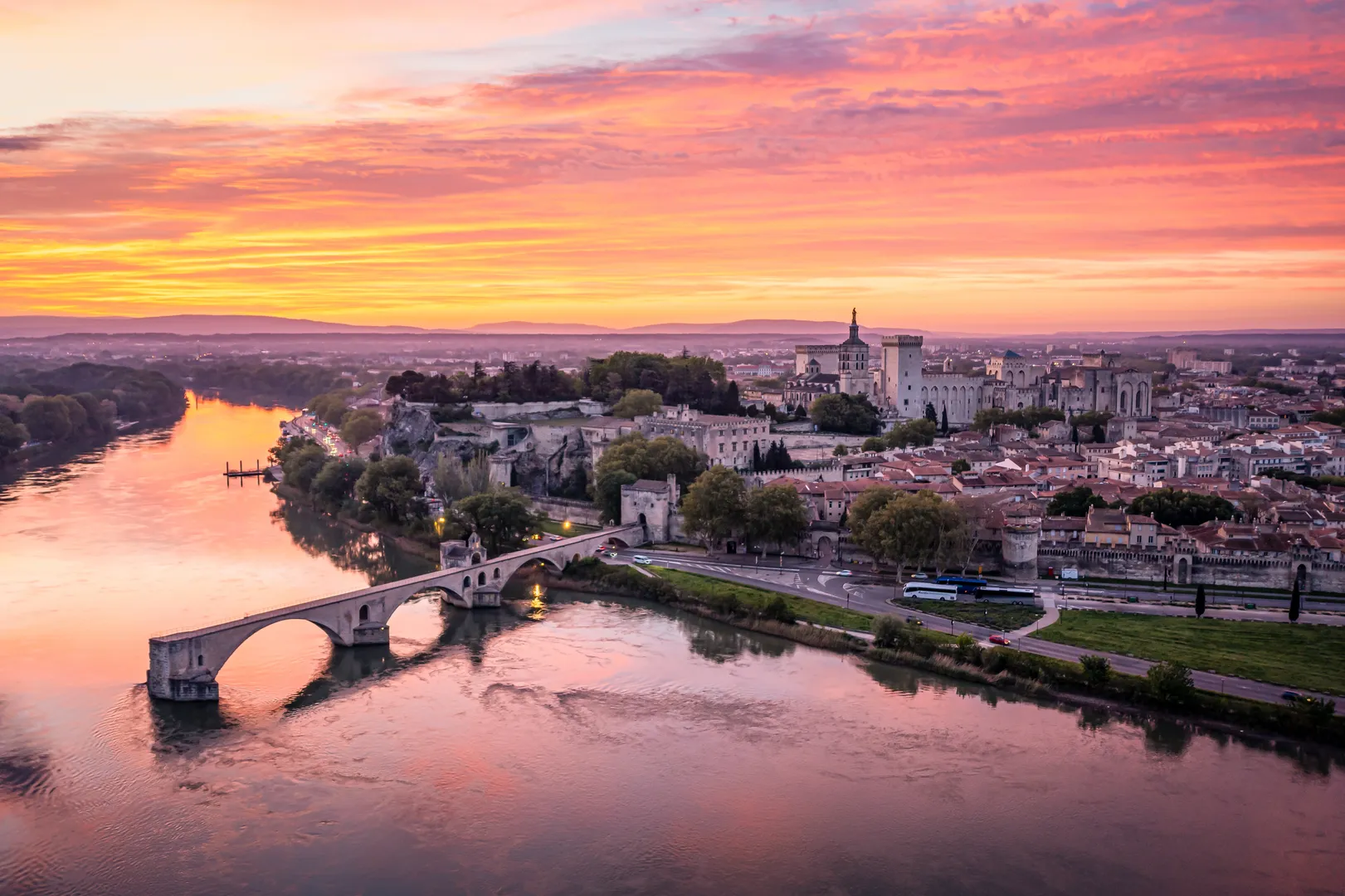 Voyage d'entreprise dans la ville de Avignon organisé par INNOV'events, incluant visites culturelles, plages et gastronomie locale.