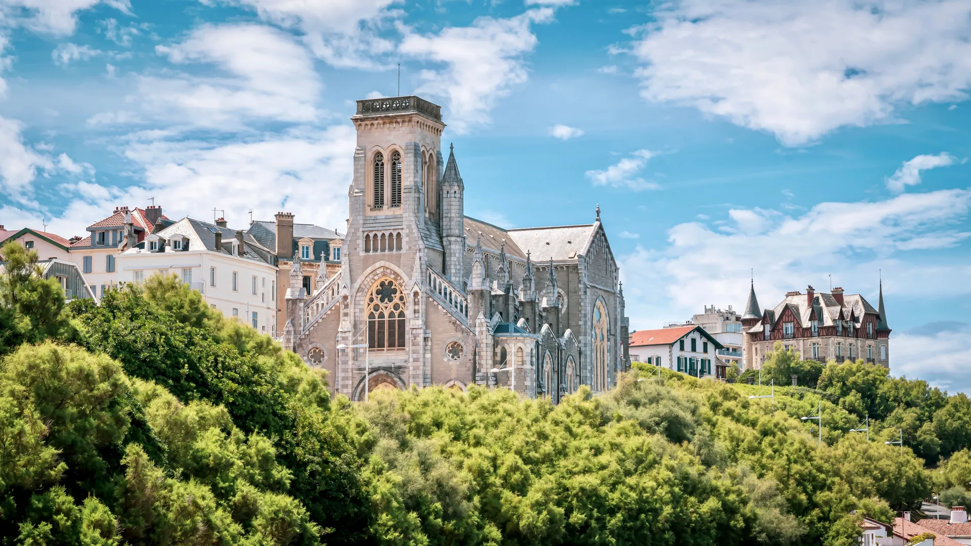 Voyage d'entreprise dans la ville de Biarritz organisé par INNOV'events, incluant visites culturelles, plages et gastronomie locale.