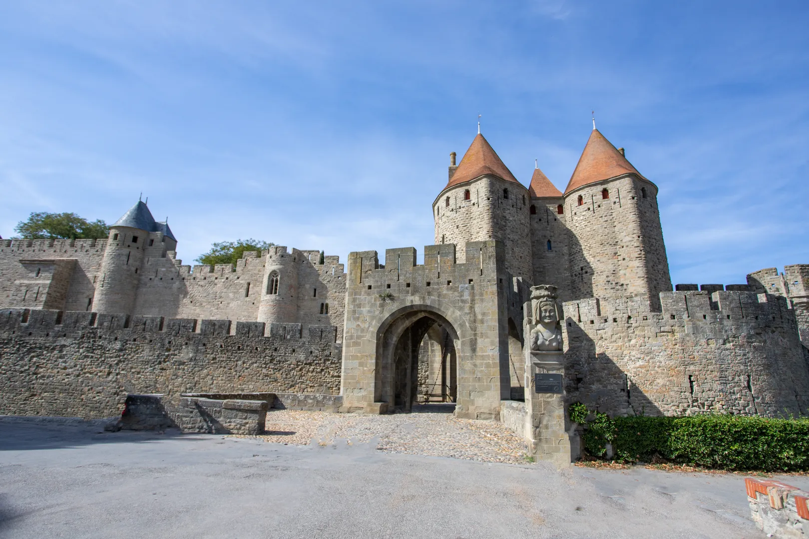 Voyage d'entreprise dans la ville de Carcassonne organisé par INNOV'events, incluant visites culturelles, plages et gastronomie locale.