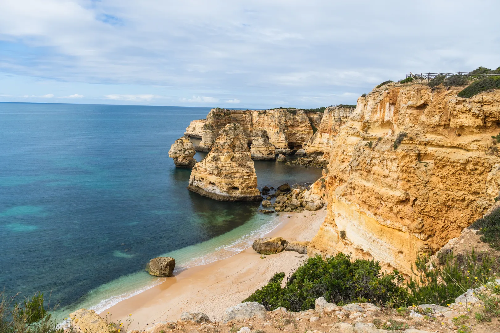 Voyage d'entreprise dans la ville de Faro organisé par INNOV'events, incluant visites culturelles, plages et gastronomie locale.