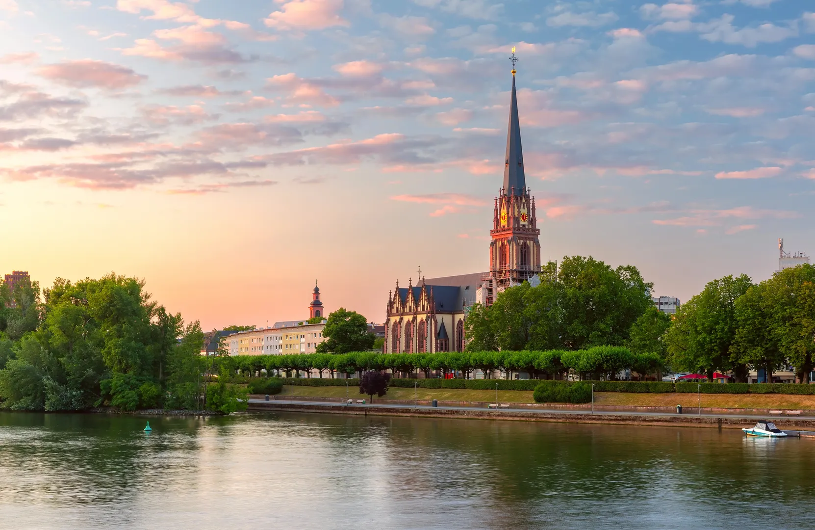 Voyage d'entreprise dans la ville de Francfort organisé par INNOV'events, incluant visites culturelles, plages et gastronomie locale.