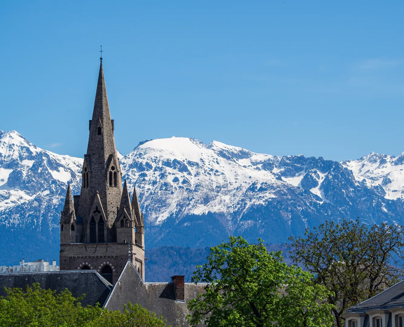 Voyage d'entreprise dans la ville de Grenoble organisé par INNOV'events, incluant visites culturelles, plages et gastronomie locale.