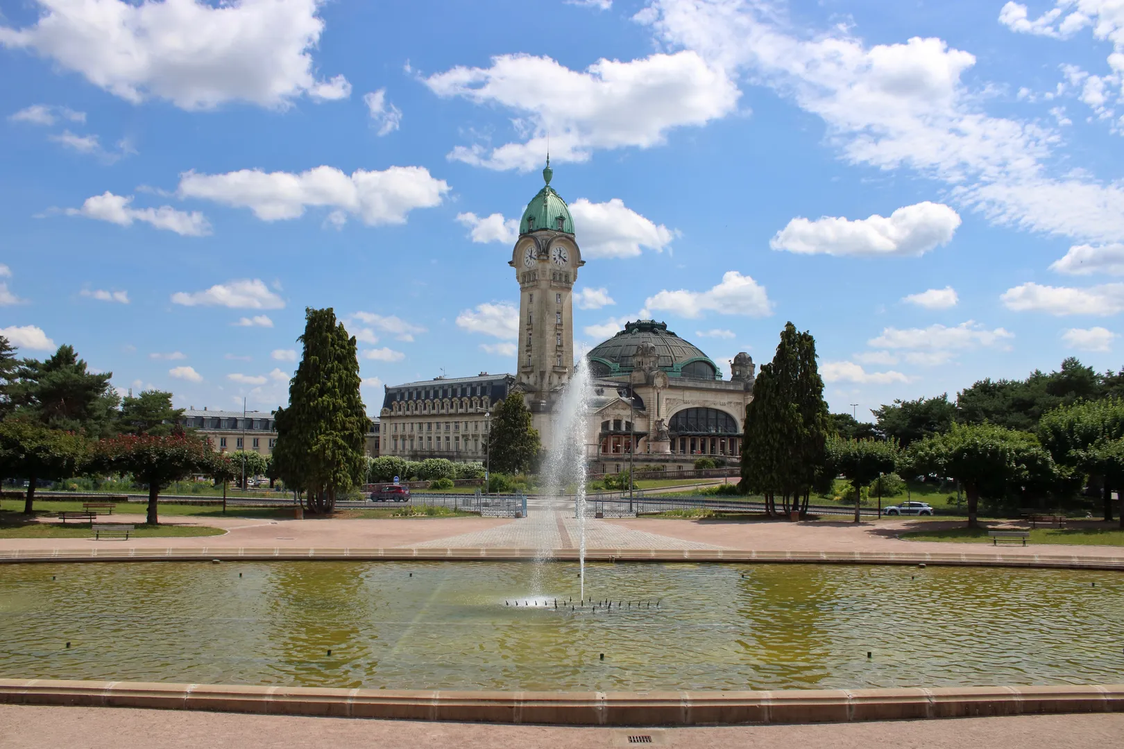 Voyage d'entreprise dans la ville de Limoges organisé par INNOV'events, incluant visites culturelles, plages et gastronomie locale.