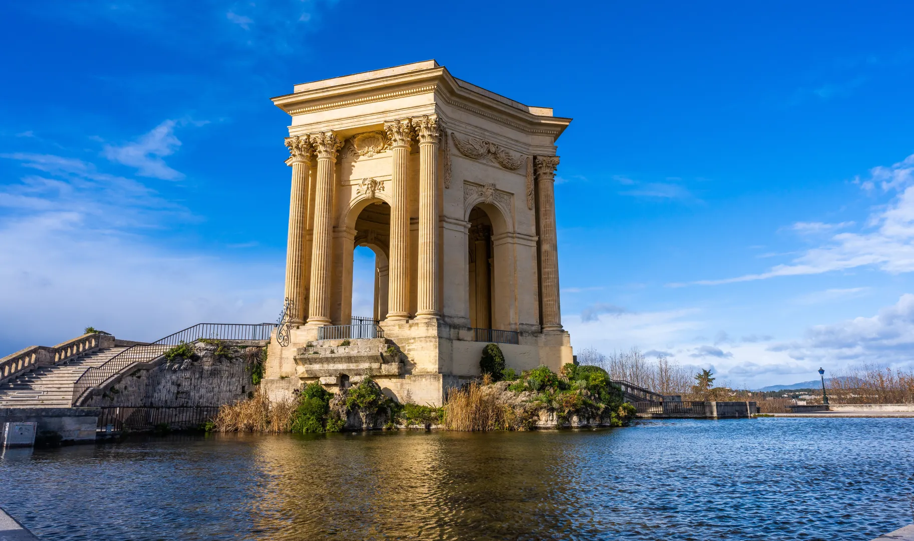 Voyage d'entreprise dans la ville de Montpellier organisé par INNOV'events, incluant visites culturelles, plages et gastronomie locale.