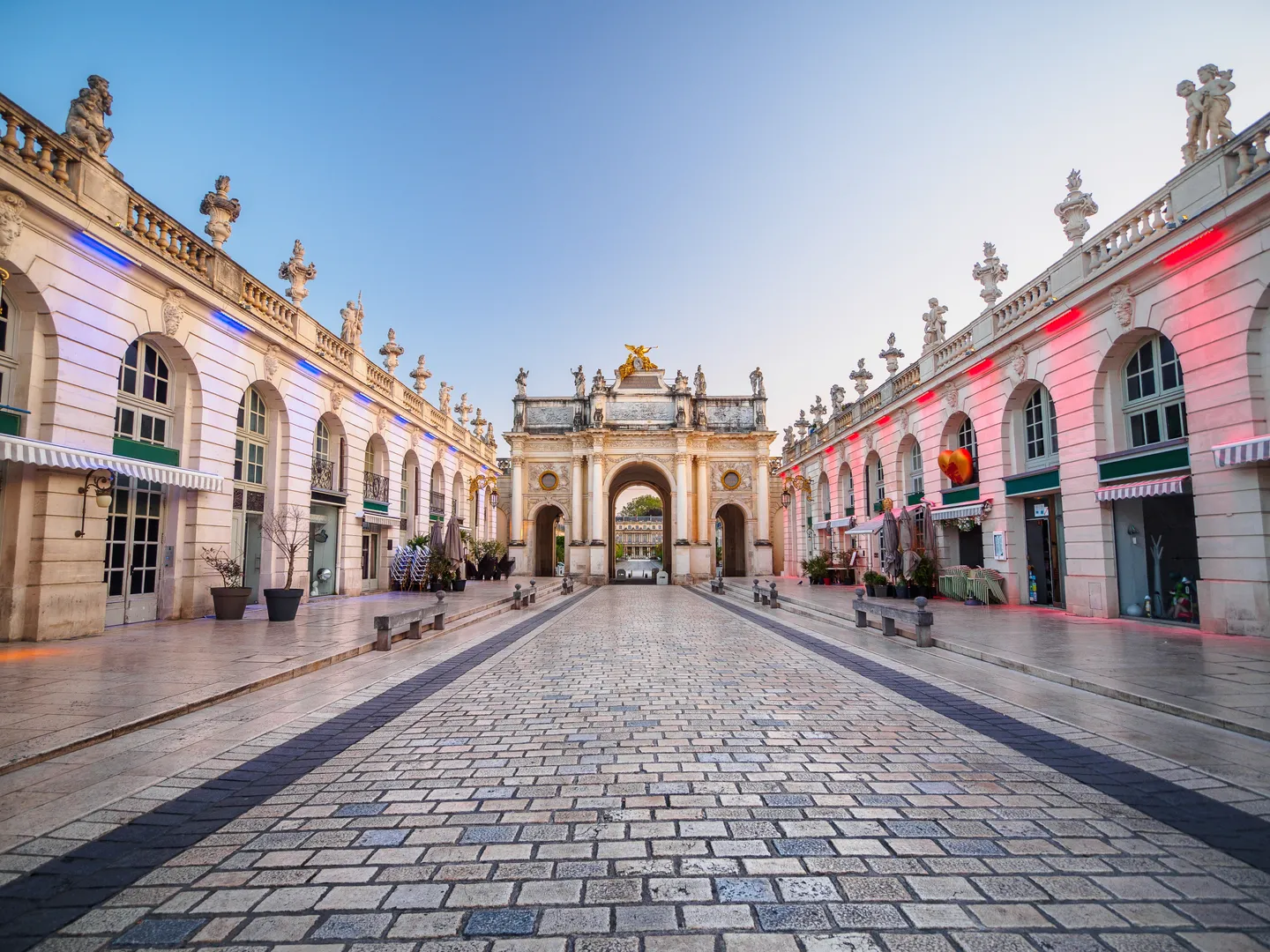Voyage d'entreprise dans la ville de Nancy organisé par INNOV'events, incluant visites culturelles, plages et gastronomie locale.