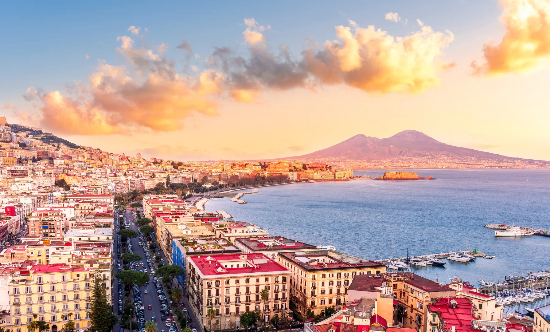 Voyage d'entreprise dans la ville de Naples organisé par INNOV'events, incluant visites culturelles, plages et gastronomie locale.