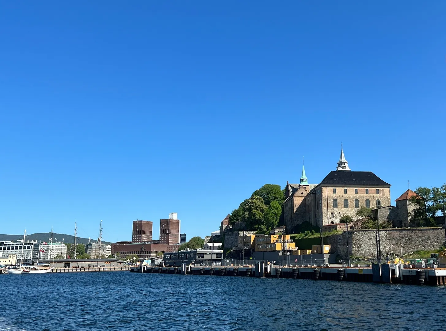 Voyage d'entreprise dans la ville de Oslo organisé par INNOV'events, incluant visites culturelles, plages et gastronomie locale.