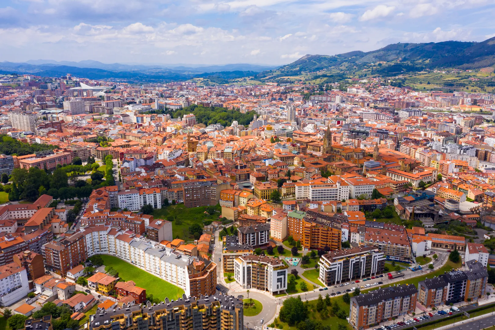 Voyage d'entreprise dans la ville de Oviedo organisé par INNOV'events, incluant visites culturelles, plages et gastronomie locale.