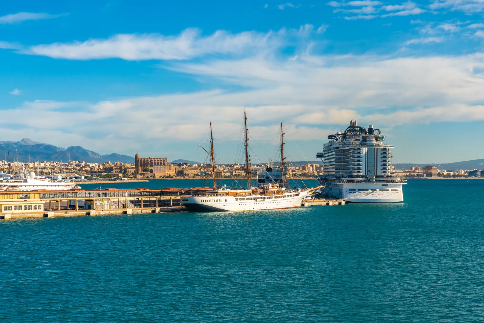 Voyage d'entreprise dans la ville de Palma de Majorque organisé par INNOV'events, incluant visites culturelles, plages et gastronomie locale.