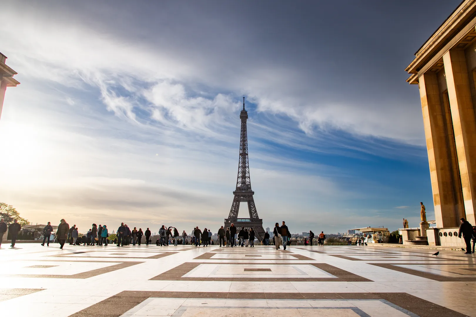 Voyage d'entreprise dans la ville de Paris organisé par INNOV'events, incluant visites culturelles, plages et gastronomie locale.