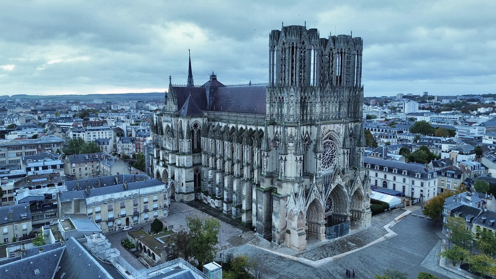 Voyage d'entreprise dans la ville de Reims organisé par INNOV'events, incluant visites culturelles, plages et gastronomie locale.