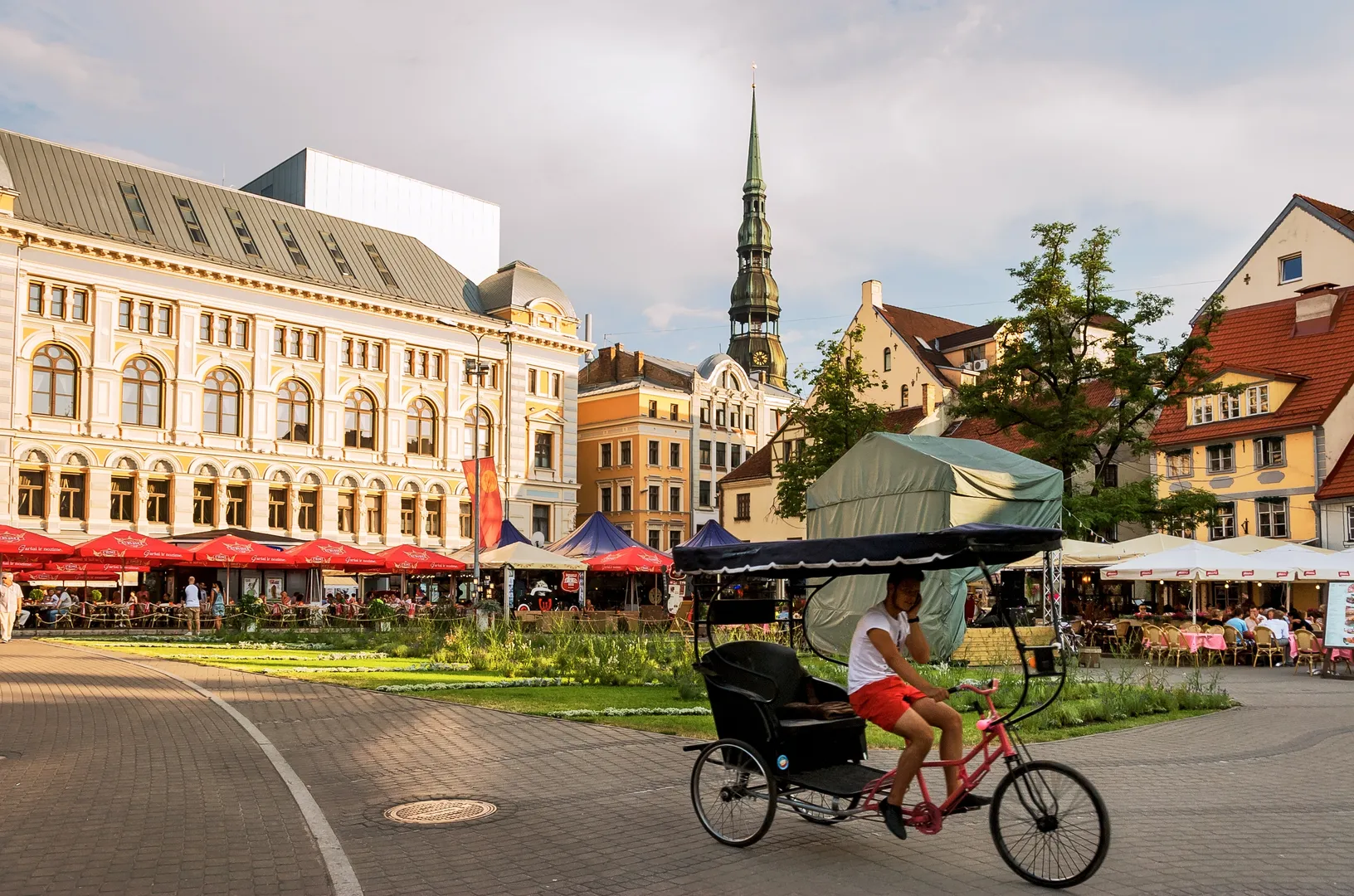 Voyage d'entreprise dans la ville de Riga organisé par INNOV'events, incluant visites culturelles, plages et gastronomie locale.