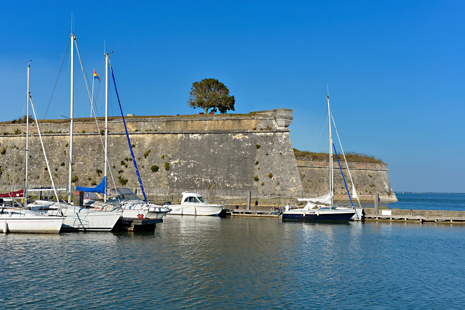 Voyage d'entreprise dans la ville de Rochefort organisé par INNOV'events, incluant visites culturelles, plages et gastronomie locale.