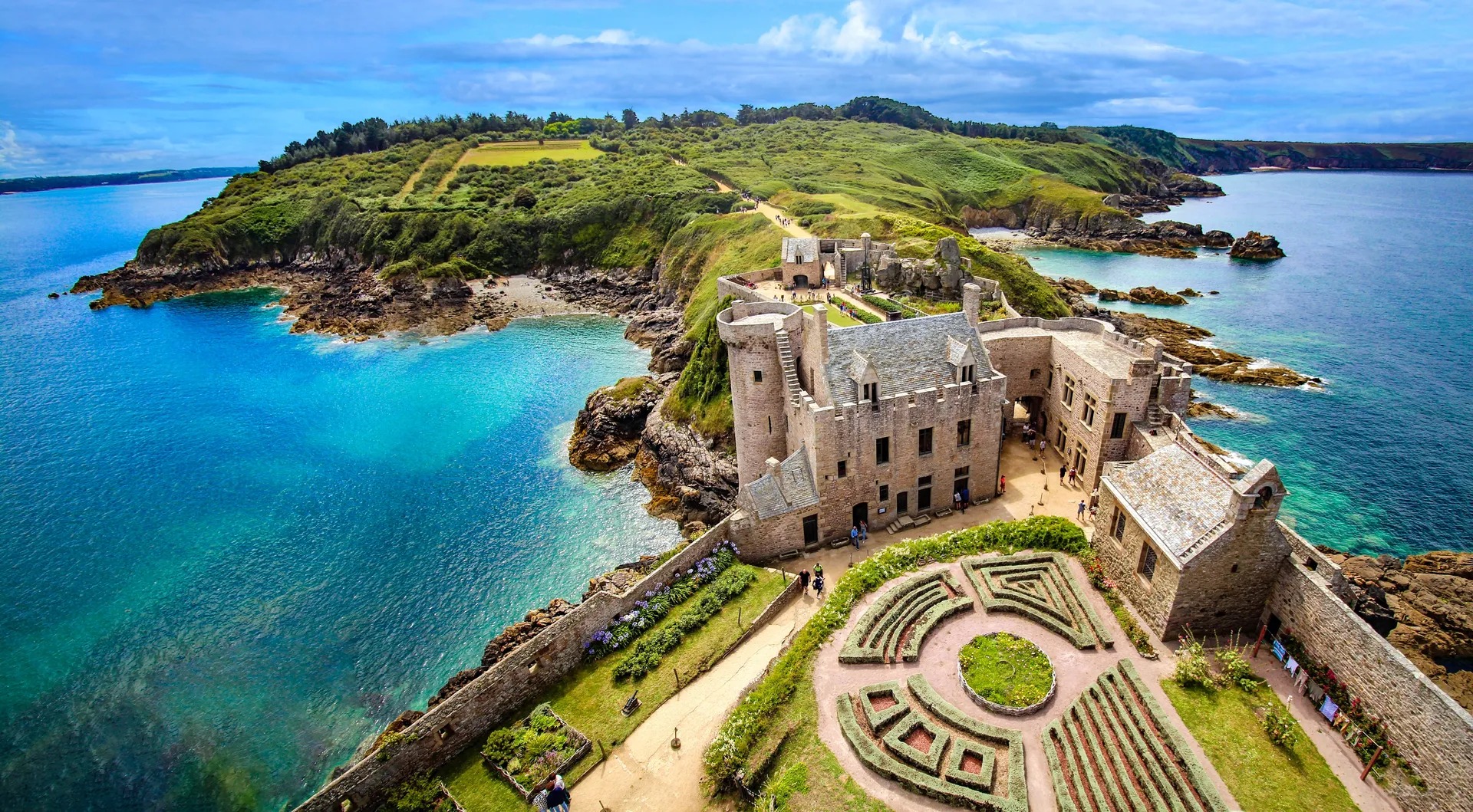 Voyage d'entreprise dans la ville de Saint-Malo organisé par INNOV'events, incluant visites culturelles, plages et gastronomie locale.