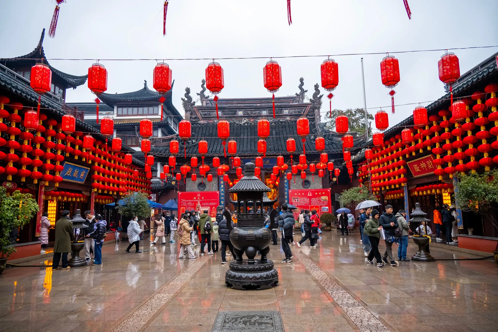 Voyage d'entreprise dans la ville de Shanghai organisé par INNOV'events, incluant visites culturelles, plages et gastronomie locale.