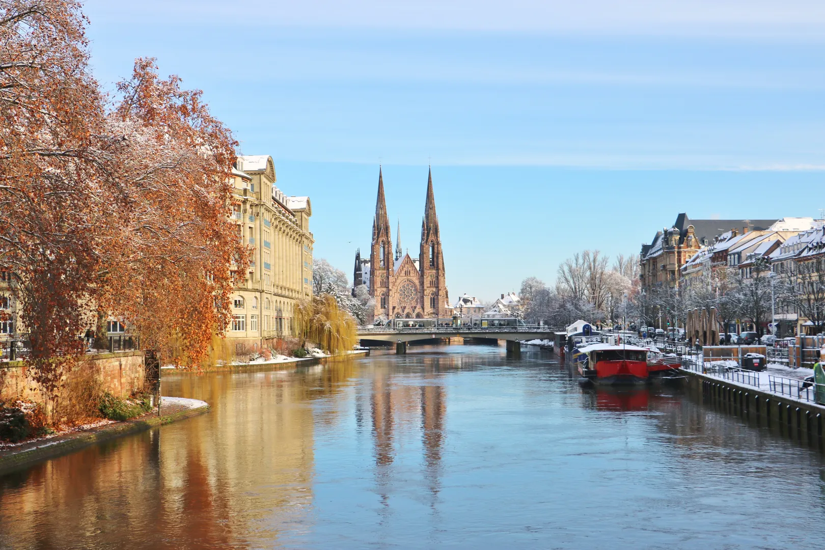 Voyage d'entreprise dans la ville de Strasbourg organisé par INNOV'events, incluant visites culturelles, plages et gastronomie locale.